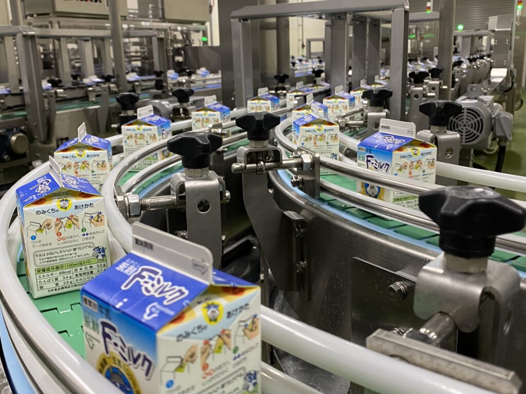 都市部にあり、工場のレイアウトにも工夫が凝らされている。ちょうど作られていたのは、学校給食用「永利F-ミルク」（写真提供：永利牛乳）。