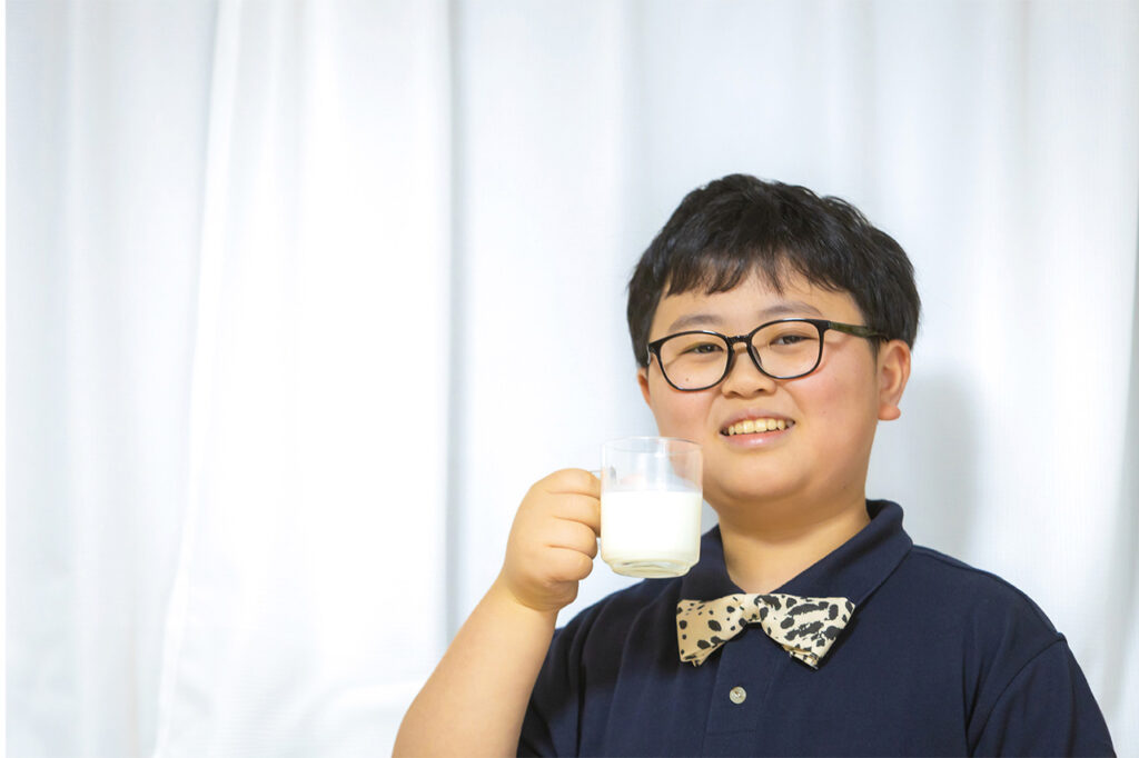 牛乳は透明なグラスで飲むのがお気に入り。牛乳瓶で飲む感覚に近いからだという。