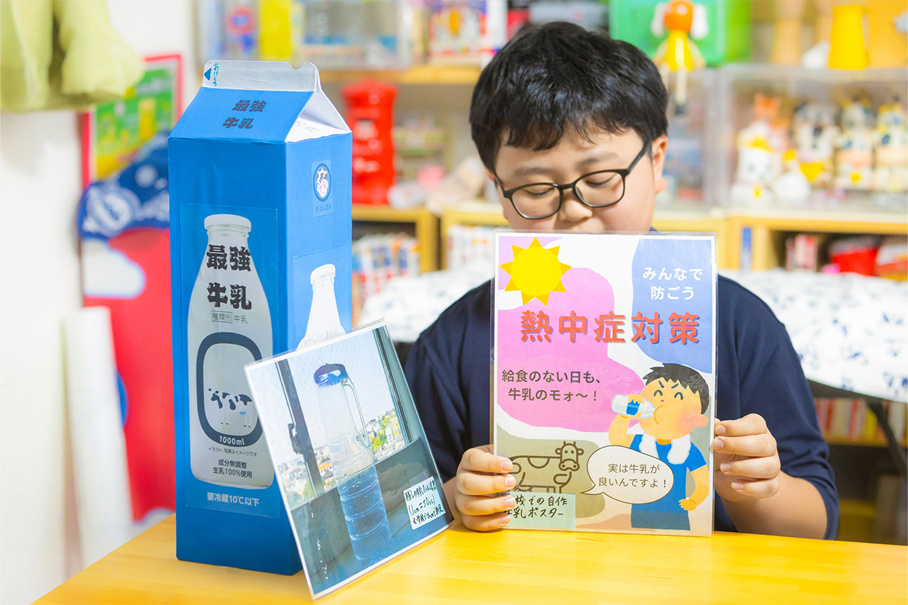 大坂さんが自分で作った、熱中症対策に牛乳を飲むよう呼びかけるポスター。